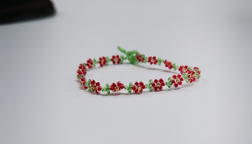 12月26日，附近有沒有兼職手工活，居家靈活的副業(yè)創(chuàng)業(yè)項目，微創(chuàng)業(yè)做手工傳承官，與手工之家合作，可兼職就業(yè)、可創(chuàng)業(yè)，圖為串珠米珠繡純手工產(chǎn)品剪影