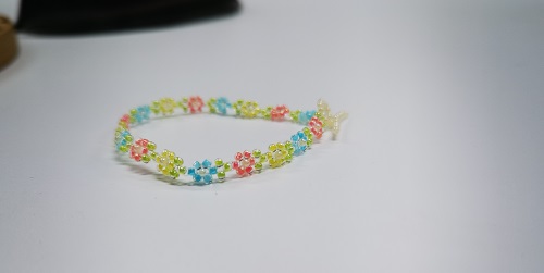 12月26日，附近有沒有兼職手工活，居家靈活的副業(yè)創(chuàng)業(yè)項目，微創(chuàng)業(yè)做手工傳承官，與手工之家合作，可兼職就業(yè)、可創(chuàng)業(yè)，圖為串珠米珠繡純手工產(chǎn)品剪影