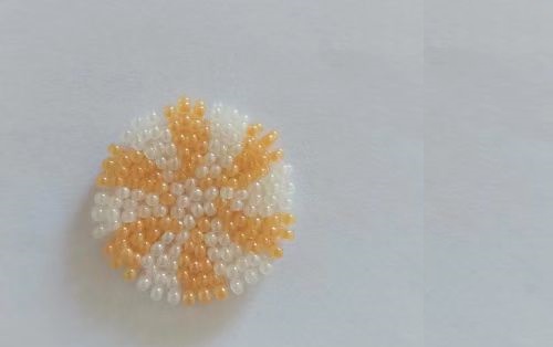 12月27日，手工活拿回家做在哪里找，小成本創(chuàng)業(yè)做手工傳承官，帶回家做的手工創(chuàng)業(yè)項(xiàng)目，依靠手工之家，大家通過(guò)手工有了好收入，圖為串珠米珠繡純手工產(chǎn)品剪影