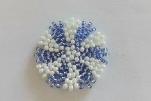 12月27日，手工活拿回家做在哪里找，小成本創(chuàng)業(yè)做手工傳承官，帶回家做的手工創(chuàng)業(yè)項(xiàng)目，依靠手工之家，大家通過(guò)手工有了好收入，圖為串珠米珠繡純手工產(chǎn)品剪影