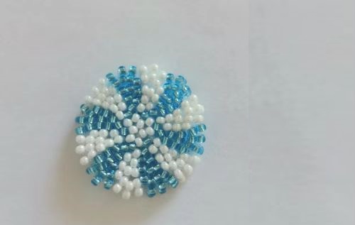 12月27日，手工活拿回家做在哪里找，小成本創(chuàng)業(yè)做手工傳承官，帶回家做的手工創(chuàng)業(yè)項(xiàng)目，依靠手工之家，大家通過(guò)手工有了好收入，圖為串珠米珠繡純手工產(chǎn)品剪影