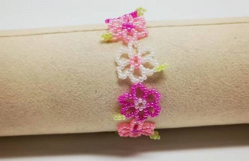 12月31日，在家里就能賺錢的工作，靈活就業(yè)副業(yè)創(chuàng)業(yè)，手工活加工外發(fā)回收，微創(chuàng)業(yè)開手工加工廠，靈活掙錢增收，與手工之家合作穩(wěn)定可靠，圖為串珠米珠繡純手工產(chǎn)品剪影