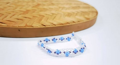 1月2日，手工活外發(fā)加工正規(guī)的廠家，微創(chuàng)業(yè)做手工傳承官，靈活自由在家手工創(chuàng)業(yè)，手工之家讓大家合作之前了解清楚，做起來更有信心，圖為串珠米珠繡純手工產(chǎn)品剪影