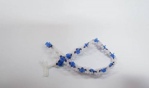 1月2日，手工活外發(fā)加工正規(guī)的廠家，微創(chuàng)業(yè)做手工傳承官，靈活自由在家手工創(chuàng)業(yè)，手工之家讓大家合作之前了解清楚，做起來更有信心，圖為串珠米珠繡純手工產(chǎn)品剪影