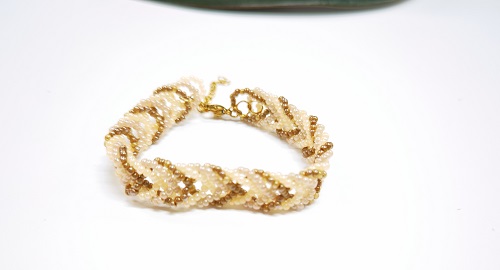 1月3日，兼職手工活可以帶回家做，小成本創(chuàng)業(yè)做手工傳承官，居家手工創(chuàng)業(yè)，手工之家的純手工給大家更多掙錢的渠道和方法，圖為串珠米珠繡純手工產(chǎn)品剪影