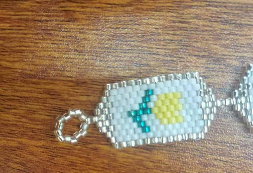 1月4日，手工活外發(fā)一手貨源，在家兼職手工活掙錢，小成本創(chuàng)業(yè)做手工傳承官，手工之家努力讓合作人員做的更多、收入更好，圖為串珠米珠繡純手工產(chǎn)品剪影