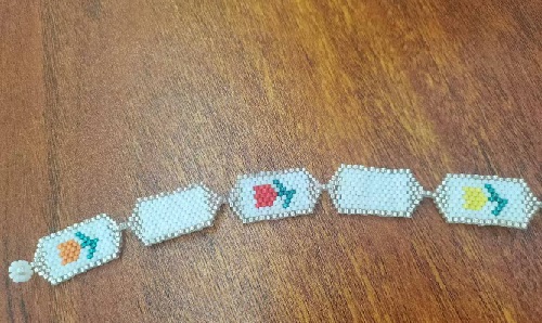 1月4日，手工活外發(fā)一手貨源，在家兼職手工活掙錢，小成本創(chuàng)業(yè)做手工傳承官，手工之家努力讓合作人員做的更多、收入更好，圖為串珠米珠繡純手工產(chǎn)品剪影