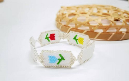 1月4日，手工活外發(fā)一手貨源，在家兼職手工活掙錢，小成本創(chuàng)業(yè)做手工傳承官，手工之家努力讓合作人員做的更多、收入更好，圖為串珠米珠繡純手工產(chǎn)品剪影