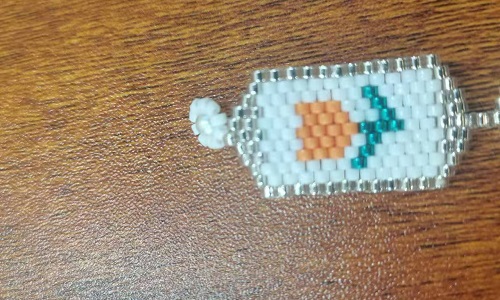 1月4日，手工活外發(fā)一手貨源，在家兼職手工活掙錢，小成本創(chuàng)業(yè)做手工傳承官，手工之家努力讓合作人員做的更多、收入更好，圖為串珠米珠繡純手工產(chǎn)品剪影