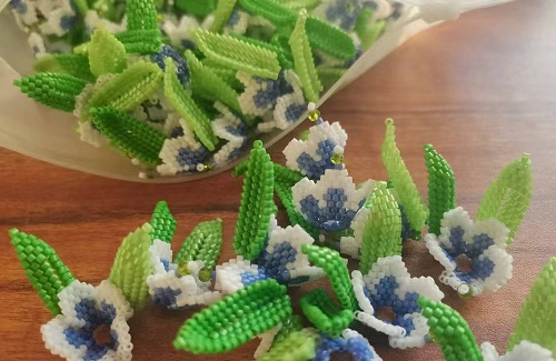 1月6日，手工活兼職可帶回家，手工活接單平臺(tái)，微創(chuàng)業(yè)做手工傳承官，在手工之家，有目標(biāo)收入更好，圖為串珠米珠繡純手工產(chǎn)品剪影