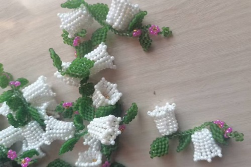 1月8日，能在家做的手工，做手工傳承官，輕創(chuàng)業(yè)做手工掙錢，在手工之家，純手工事業(yè)整體發(fā)展，圖為串珠米珠繡純手工產(chǎn)品剪影