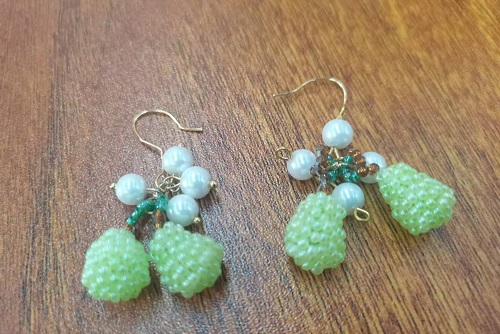 1月11日，在家里做什么可以掙錢，可以拿回家做的手工，微創(chuàng)業(yè)做手工傳承官，在手工之家，手工產(chǎn)品始終是重點(diǎn)，圖為串珠米珠繡純手工產(chǎn)品剪影