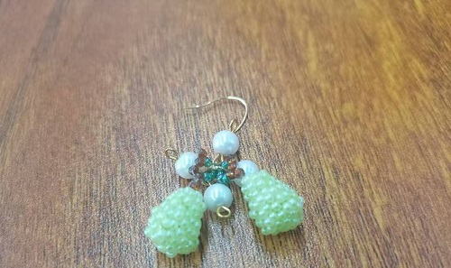 1月11日，在家里做什么可以掙錢，可以拿回家做的手工，微創(chuàng)業(yè)做手工傳承官，在手工之家，手工產(chǎn)品始終是重點(diǎn)，圖為串珠米珠繡純手工產(chǎn)品剪影