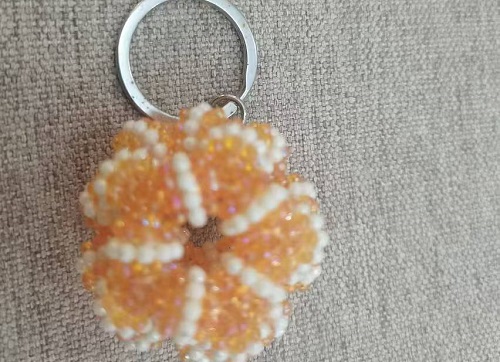 1月13日，拿回家做的手工活，在家掙錢的副業(yè)創(chuàng)業(yè)，小本創(chuàng)業(yè)做手工傳承官，手工之家的合作方式和業(yè)務(wù)選擇多，圖為串珠米珠繡手工產(chǎn)品剪影