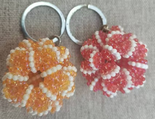 1月13日，拿回家做的手工活，在家掙錢的副業(yè)創(chuàng)業(yè)，小本創(chuàng)業(yè)做手工傳承官，手工之家的合作方式和業(yè)務(wù)選擇多，圖為串珠米珠繡手工產(chǎn)品剪影