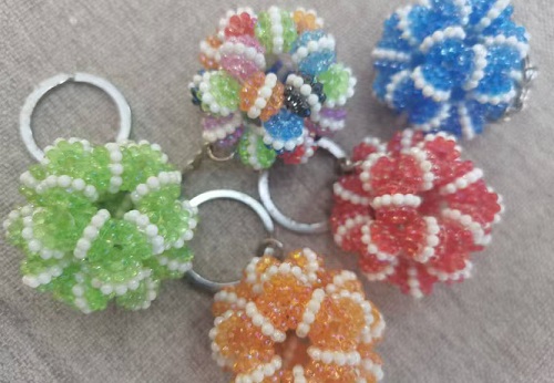 1月13日，拿回家做的手工活，在家掙錢的副業(yè)創(chuàng)業(yè)，小本創(chuàng)業(yè)做手工傳承官，手工之家的合作方式和業(yè)務(wù)選擇多，圖為串珠米珠繡手工產(chǎn)品剪影