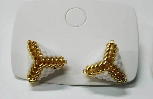 1月20日，可在家做的兼職手工活，想接正規(guī)廠家的手工，手工創(chuàng)業(yè)做手工傳承官，放心在家做手工副業(yè)創(chuàng)業(yè)，在手工之家，大家自己做主選擇，圖為串珠米珠繡純手工產(chǎn)品剪影