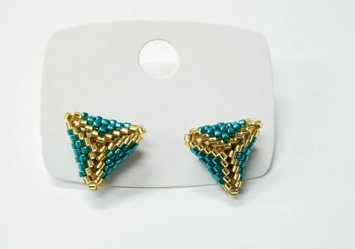 1月20日，可在家做的兼職手工活，想接正規(guī)廠家的手工，手工創(chuàng)業(yè)做手工傳承官，放心在家做手工副業(yè)創(chuàng)業(yè)，在手工之家，大家自己做主選擇，圖為串珠米珠繡純手工產(chǎn)品剪影