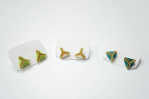 1月20日，可在家做的兼職手工活，想接正規(guī)廠家的手工，手工創(chuàng)業(yè)做手工傳承官，放心在家做手工副業(yè)創(chuàng)業(yè)，在手工之家，大家自己做主選擇，圖為串珠米珠繡純手工產(chǎn)品剪影