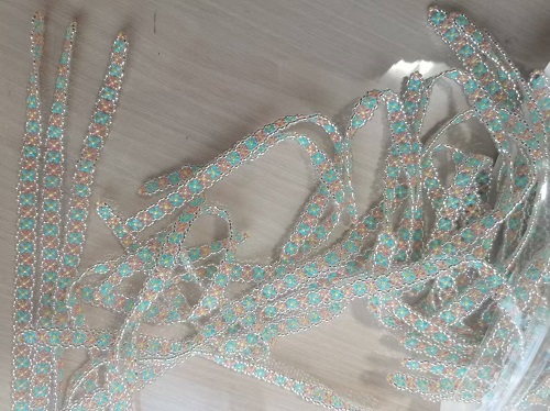 1月25日，兼職手工外發(fā)加工在家可做，微創(chuàng)業(yè)做手工傳承官，靈活就業(yè)、輕資產(chǎn)創(chuàng)業(yè)，在手工之家，創(chuàng)新給了大家更多的保障，圖為串珠米珠繡手工產(chǎn)品剪影