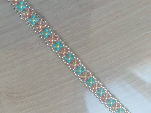 1月25日，兼職手工外發(fā)加工在家可做，微創(chuàng)業(yè)做手工傳承官，靈活就業(yè)、輕資產(chǎn)創(chuàng)業(yè)，在手工之家，創(chuàng)新給了大家更多的保障，圖為串珠米珠繡手工產(chǎn)品剪影