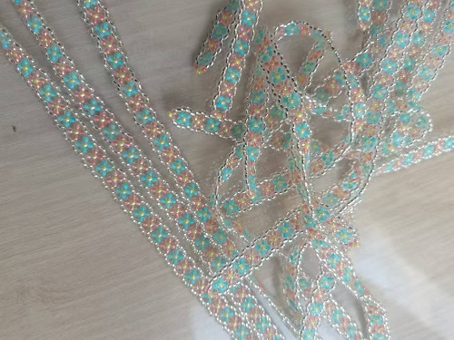 1月25日，兼職手工外發(fā)加工在家可做，微創(chuàng)業(yè)做手工傳承官，靈活就業(yè)、輕資產(chǎn)創(chuàng)業(yè)，在手工之家，創(chuàng)新給了大家更多的保障，圖為串珠米珠繡手工產(chǎn)品剪影