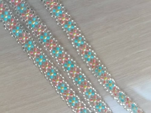 1月25日，兼職手工外發(fā)加工在家可做，微創(chuàng)業(yè)做手工傳承官，靈活就業(yè)、輕資產(chǎn)創(chuàng)業(yè)，在手工之家，創(chuàng)新給了大家更多的保障，圖為串珠米珠繡手工產(chǎn)品剪影