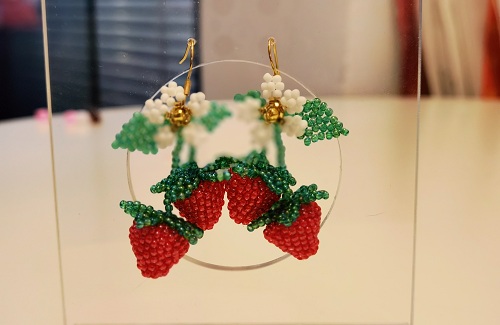 4月30日，手工外發(fā)加工正規(guī)的廠家，微創(chuàng)業(yè)做手工工作室，靈活自由在家手工創(chuàng)業(yè)，在手工之家，大家合作的手工業(yè)務(wù)多、收入好，圖為串珠米珠繡純手工產(chǎn)品剪影