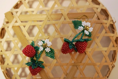 4月30日，手工外發(fā)加工正規(guī)的廠家，微創(chuàng)業(yè)做手工工作室，靈活自由在家手工創(chuàng)業(yè)，在手工之家，大家合作的手工業(yè)務(wù)多、收入好，圖為串珠米珠繡純手工產(chǎn)品剪影