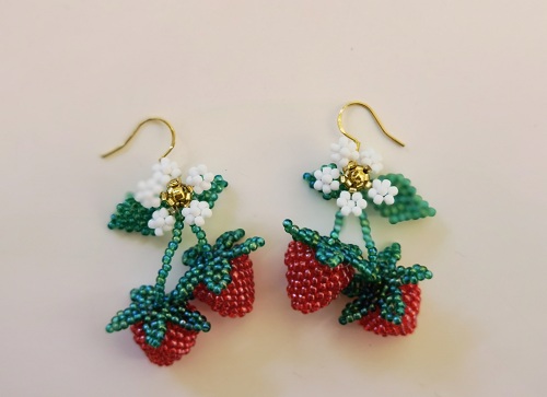 4月30日，手工外發(fā)加工正規(guī)的廠家，微創(chuàng)業(yè)做手工工作室，靈活自由在家手工創(chuàng)業(yè)，在手工之家，大家合作的手工業(yè)務(wù)多、收入好，圖為串珠米珠繡純手工產(chǎn)品剪影