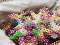 串珠子純手工活藝品，既好看又可以拿回家加工掙錢