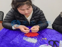 這份手工活串珠加工不受季節(jié)影響，常年有活干有錢賺
