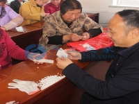 勵志珠珠繡加工手工活有明確驗(yàn)收標(biāo)準(zhǔn)與專人指導(dǎo)，新手順利賺取加工費(fèi)