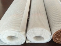 天氣炎熱，做串珠手工活可以在家掙錢(qián)