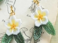 12月3日,拿回家做的手工正規(guī)廠家，小成本創(chuàng)業(yè)做手工傳承官，居家副業(yè)創(chuàng)業(yè)，與手工之家合作，認(rèn)真對(duì)待讓收入更好，圖為純手工串珠產(chǎn)品剪影