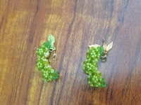 12月9日，在家能掙錢的正規(guī)手工，開手工加工廠，微創(chuàng)業(yè)做手工傳承官，在手工之家，合作起來都簡單，收入也好，圖為串珠米珠繡純手工產(chǎn)品剪影