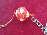 12月7日，手工活從哪里找廠家，可靠的純手工創(chuàng)業(yè)項(xiàng)目，低成本創(chuàng)業(yè)做手工傳承官，在手工之家，好好做、不斷學(xué)，就能收入更好，圖為串珠米珠繡純手工產(chǎn)品剪影