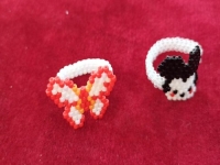 12月8日，外發(fā)手工活正規(guī)平臺(tái)，居家手工創(chuàng)業(yè)靈活就業(yè)，微創(chuàng)業(yè)做手工傳承官，與手工之家精誠合作，共贏共長，圖為串珠米珠繡純手工產(chǎn)品剪影