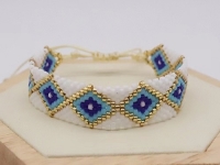 12月10日，手工活外發(fā)加工網(wǎng)，在家做手工掙錢，小成本創(chuàng)業(yè)做手工傳承官，手工之家的純手工事業(yè)是大家的，圖為串珠米珠繡純手工產(chǎn)品剪影