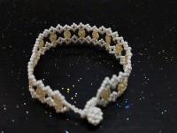 12月17日，拿回家做的手工項(xiàng)目，農(nóng)村手工創(chuàng)業(yè)項(xiàng)目，小成本創(chuàng)業(yè)做手工傳承官，手工之家的純手工很適合農(nóng)村做，圖為飾品類串珠純手工產(chǎn)品剪影