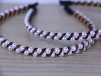 外發(fā)手工領(lǐng)回家做，在村里做純手工掙錢的人很多，合作放心