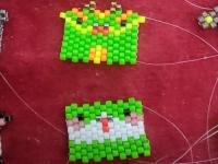 12月25日，手工活從哪里找廠家，在家能做的兼職創(chuàng)業(yè)項(xiàng)目，輕資產(chǎn)創(chuàng)業(yè)做手工傳承官，與手工之家合作，大家利益同體、合作共贏，圖為串珠米珠繡純手工產(chǎn)品剪影