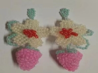 12月29日，手工活接單平臺(tái)，想接正規(guī)廠家的手工，低成本創(chuàng)業(yè)做手工傳承官，在手工之家，定位準(zhǔn)，會(huì)做得更好，圖為串珠米珠繡純手工產(chǎn)品剪影