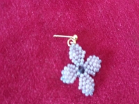 12月28日，外發(fā)手工活正規(guī)平臺(tái)，在家做手工掙錢(qián)，小成本創(chuàng)業(yè)做手工傳承官，手工之家的純手工穩(wěn)定可靠、有市場(chǎng)，圖為串珠米珠繡純手工產(chǎn)品剪影