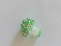 12月30日，手工活外發(fā)加工正規(guī)廠家直接發(fā)貨，微創(chuàng)業(yè)做手工傳承官，在家做的手工創(chuàng)業(yè)項(xiàng)目，手工之家的純手工事業(yè)有根基，圖為串珠米珠繡純手工產(chǎn)品剪影