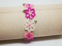 12月31日，在家里就能賺錢(qián)的工作，靈活就業(yè)副業(yè)創(chuàng)業(yè)，手工活加工外發(fā)回收，微創(chuàng)業(yè)開(kāi)手工加工廠，靈活掙錢(qián)增收，與手工之家合作穩(wěn)定可靠，圖為串珠米珠繡純手工產(chǎn)品剪影