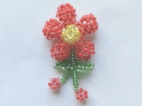 1月1日，家里干的手工活兼職，帶回家做的手工就業(yè)創(chuàng)業(yè)項(xiàng)目，微創(chuàng)業(yè)做手工傳承官，手工之家的純手工有市場(chǎng)、好加工，圖為串珠米珠繡純手工產(chǎn)品剪影