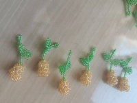 1月12日，手工兼職在家做，拿回家做的手工副業(yè)創(chuàng)業(yè)，微創(chuàng)業(yè)做手工傳承官，選擇手工之家，因為這里創(chuàng)新、誠信，圖為串珠米珠繡手工產(chǎn)品剪影