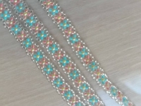 1月25日，兼職手工外發(fā)加工在家可做，微創(chuàng)業(yè)做手工傳承官，靈活就業(yè)、輕資產(chǎn)創(chuàng)業(yè)，在手工之家，創(chuàng)新給了大家更多的保障，圖為串珠米珠繡手工產(chǎn)品剪影