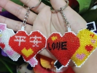 3月6日，外發(fā)加工接單平臺，靈活自由手工創(chuàng)業(yè)項目，低成本創(chuàng)業(yè)開手工加工廠、做手工傳承官，在手工之家，重培訓、重創(chuàng)新，圖為串珠米珠繡純手工產(chǎn)品剪影